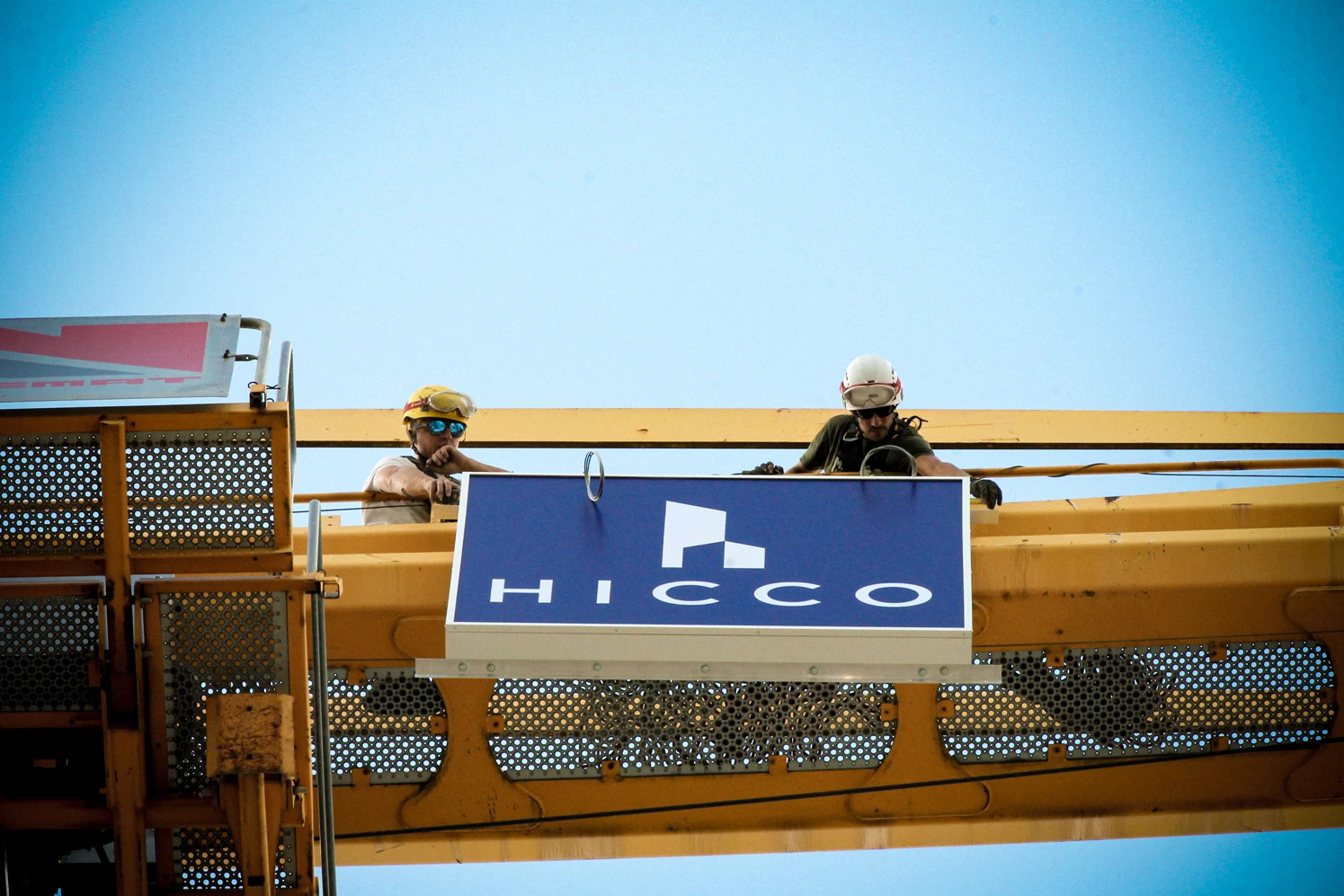 Pose d’une enseigne temporaire sur grue de chantier